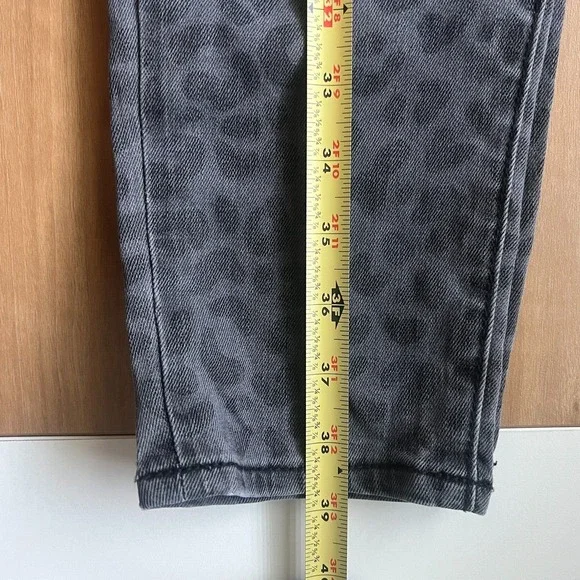 Johnny Was Size 30 Leopard Animal Print Skinny Jeans Dark Gray Mob Wife - Picture 7 of 9